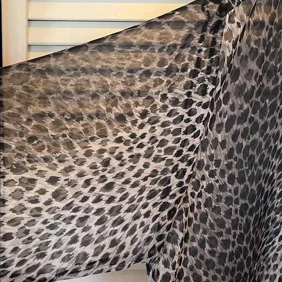 🔥HP🔥Sheer Animal Print Blouse - Picture 4 of 4